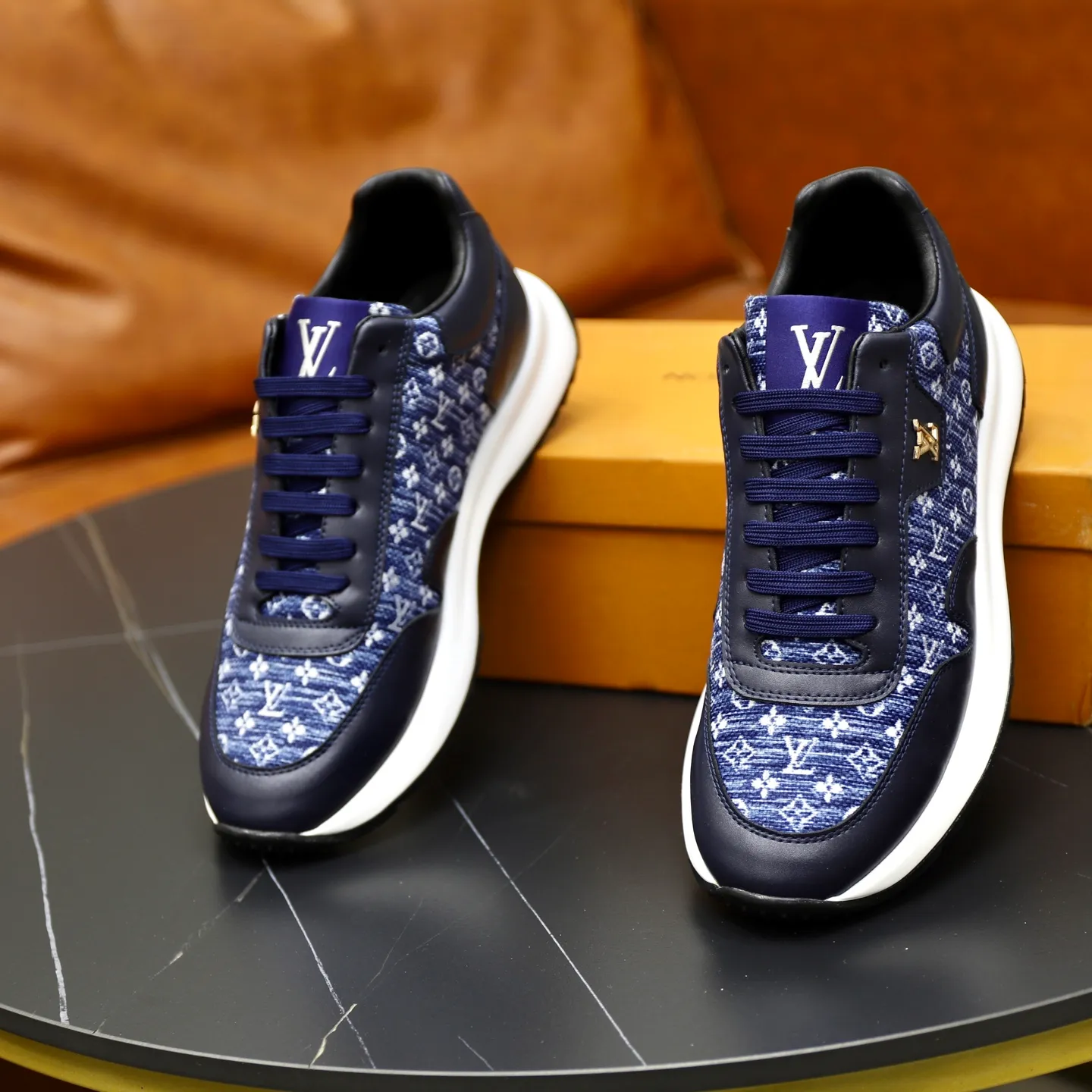 Ex-factory price: 462💰🙅‍♂️🙅‍♂️🙅‍♂️ Brand: LV Louis Vuitton Standard code: 38-44 (45 customized) Grade: Same as the official website Material: Original cowhide stitching brand cloth Comfortable and breathable lining Lightweight and wear-resistant sports outsole Style category: Men's fashion casual shoes Running sneakers Distinguished luxury brand elements Top luxury Color: actual picture color